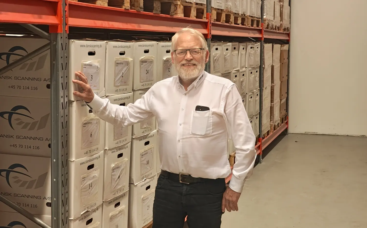 Adm. direktør Henning Kirkegaard på WebLagers papirlager